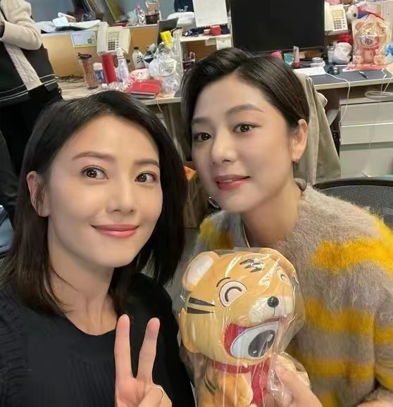 高圆圆|高圆圆王真儿现身活动，把王真儿衬托成路人，场面混乱粉丝挤红脸