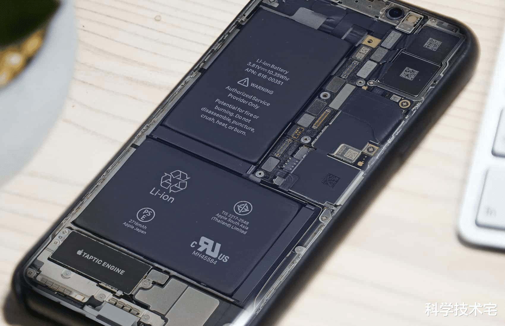 显卡|换个电池需要700多！iPhone14系列的电池，价格是国产手机好几倍？