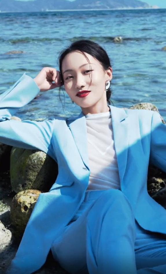 邵雨轩|张小花身份大涨!吐槽邵雨轩大脑门,网友:别不知足,省电