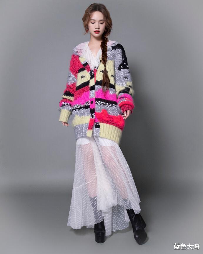 杨丞琳|杨丞琳挺懂时尚，“奶奶衫”也能穿出少女感，真俏皮