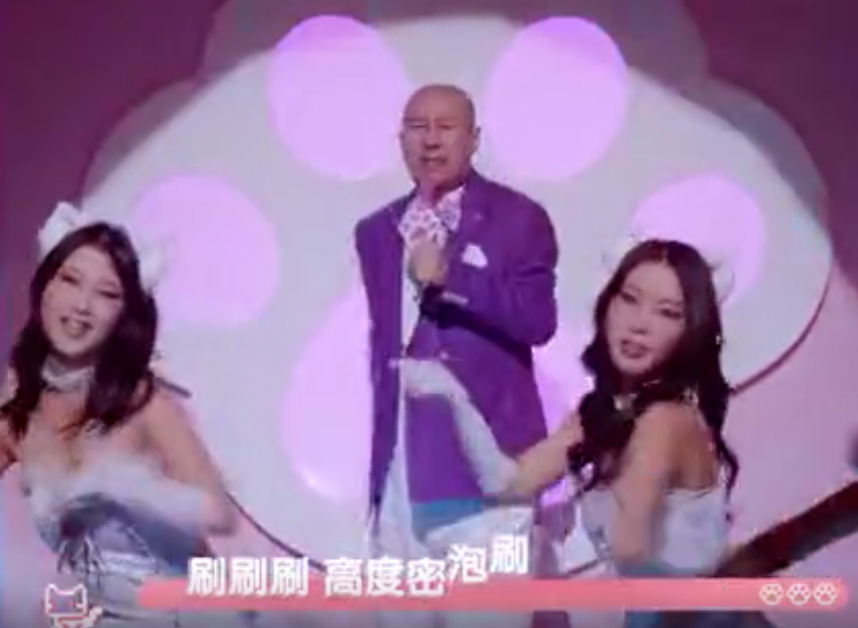 腾格尔|62岁腾格尔摘树上野果吃!直接往嘴里塞不嫌脏,酸到五官扭曲变样