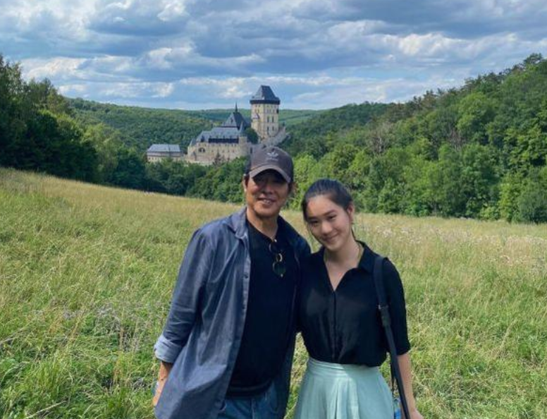 李连杰|李连杰父女欧洲度假!59岁状态回春依然帅气十足,女儿穿背心身材好