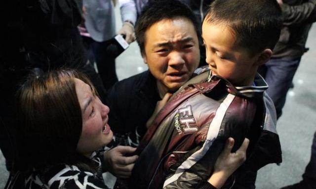 3岁女童不小心和父母走散,当说出爸爸名字时,民警和路人都笑了