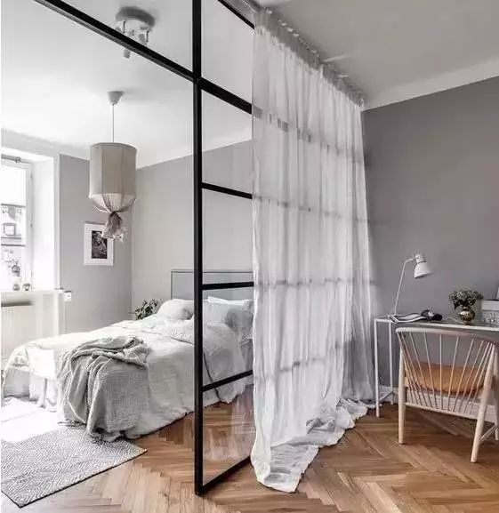 用隔断来代替门,把家里的单间变得和套房一样