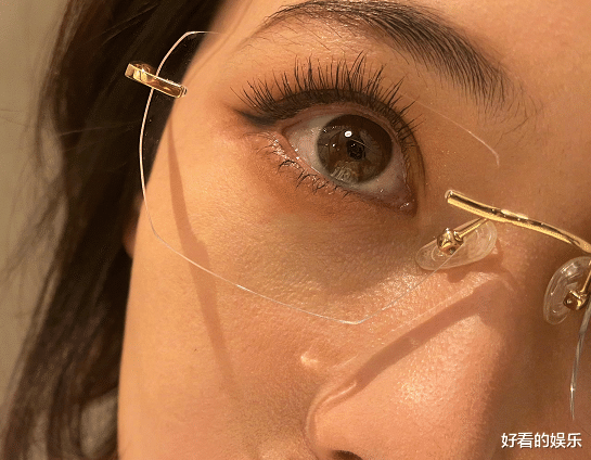 张馨予|34岁张馨予晒怼脸照，皮肤白嫩下颚线明显，大方承认有“毛周”