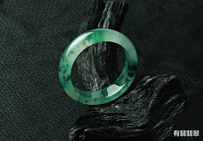 翡翠|洒金、雪花棉这些“小瑕疵”的出现，真的影响了翡翠的美感吗？