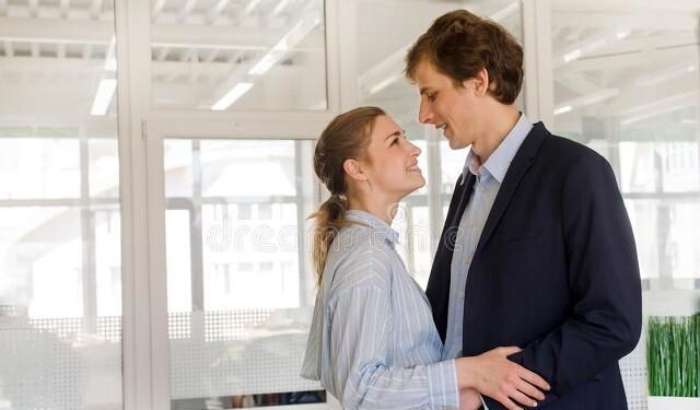 求职|推荐女朋友求职我同学的公司,被董事长一眼相中,该不该让她去?