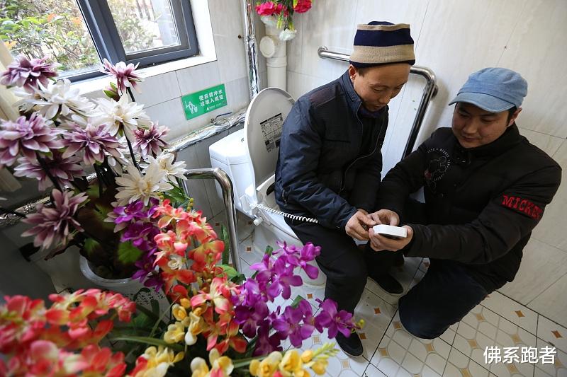 为什么有的人把水烧好倒进马桶里,谁知道这么做的原因?