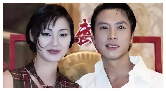 万绮雯|万绮雯:52岁“腿姐”定居内地,香港女艺人的冻龄技术我真的服