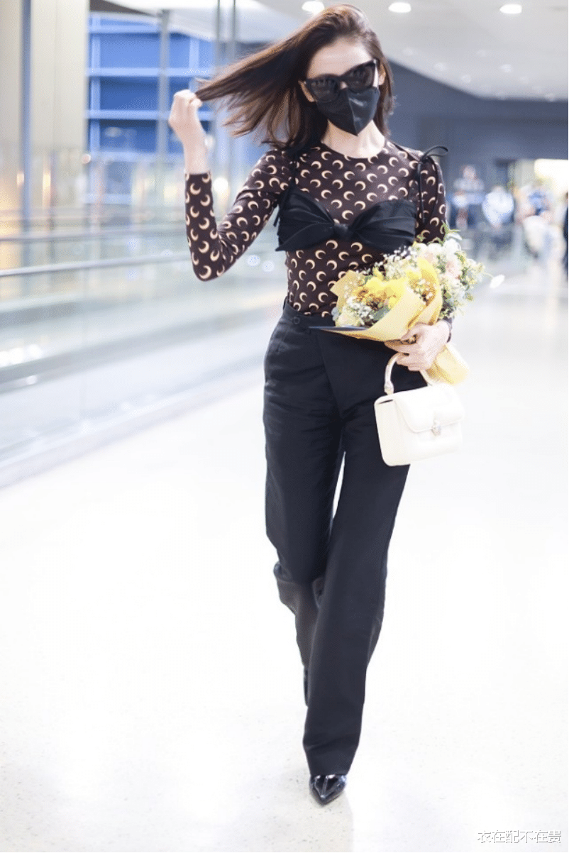 张天爱的打扮好任性，内衣穿在紧身衣外面，看似不含蓄却颇显时髦