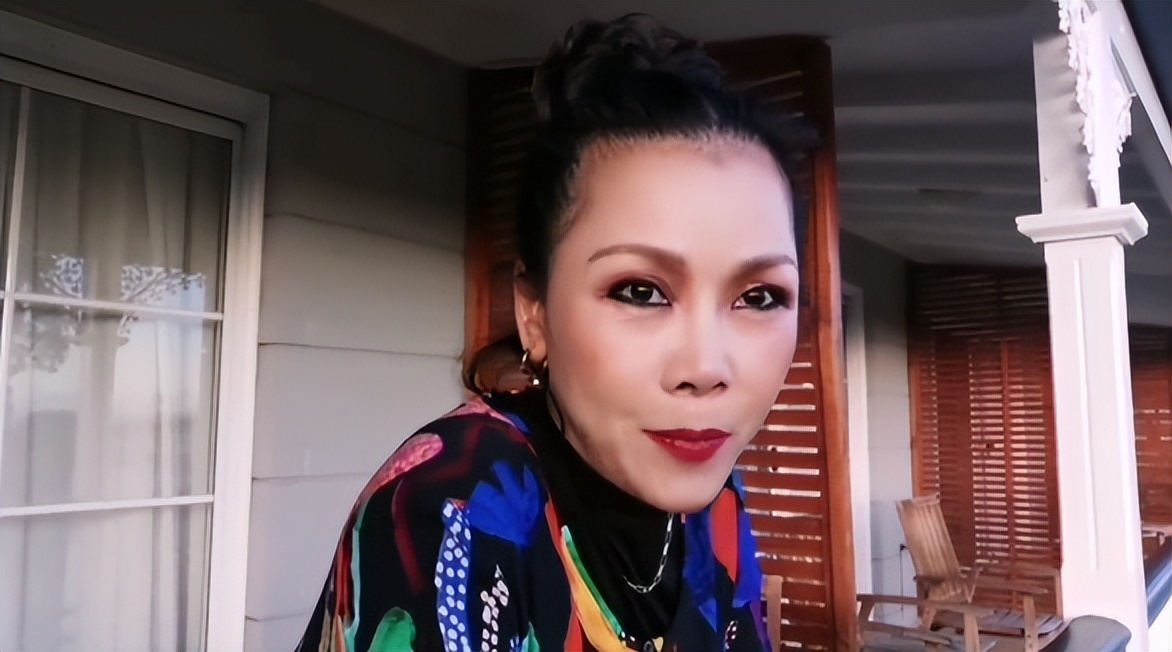 田震|56岁歌手田震定居国外！驾马车出行似贵族，生活惬意笑容满面