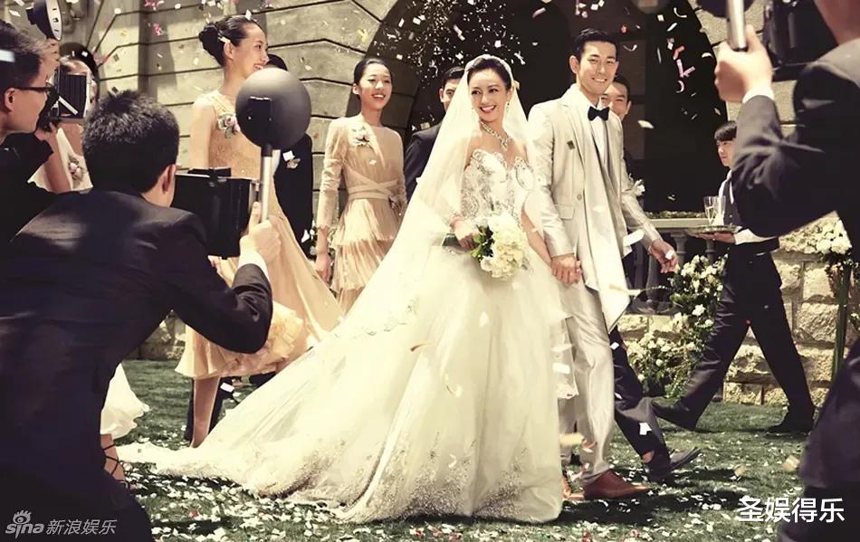 王菲|27岁成名,结婚王菲前来担任伴娘,47岁掌管半个娱乐圈