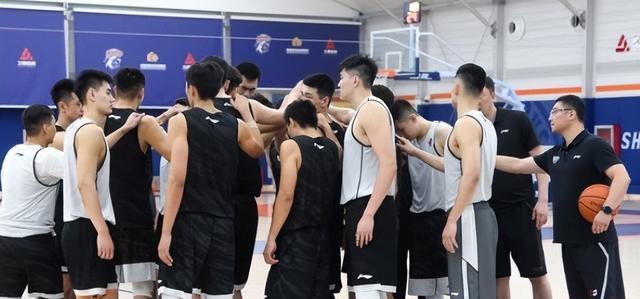 狼队|优化阵容！上海男篮6人或将离队，补强1号和5号位，NCAA强援加盟