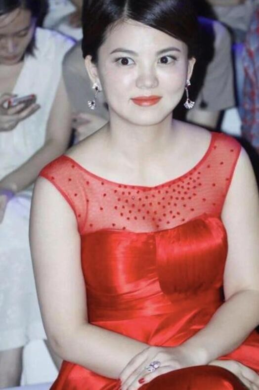 李湘|李湘离婚后美回颜值巅峰！一袭缎面红裙美艳动人，46岁还有婴儿肌