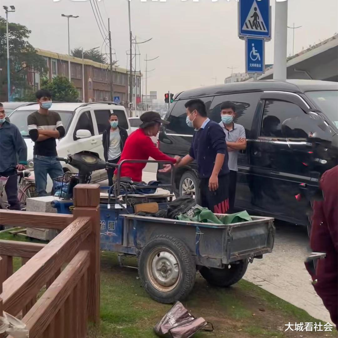 广东一司机看大妈丢钱可怜,好心掏500元给她后,大妈又开口要600