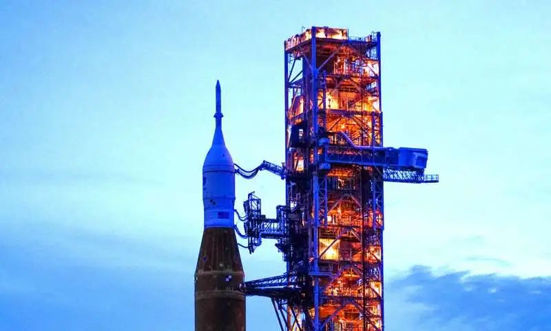 NASA的月球火箭被运回机库,任务推迟到11月