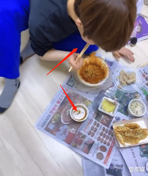 韩国娱乐|陈华在家地位堪忧，女儿在桌上吃饭，咸素媛却让他趴在地上吃！