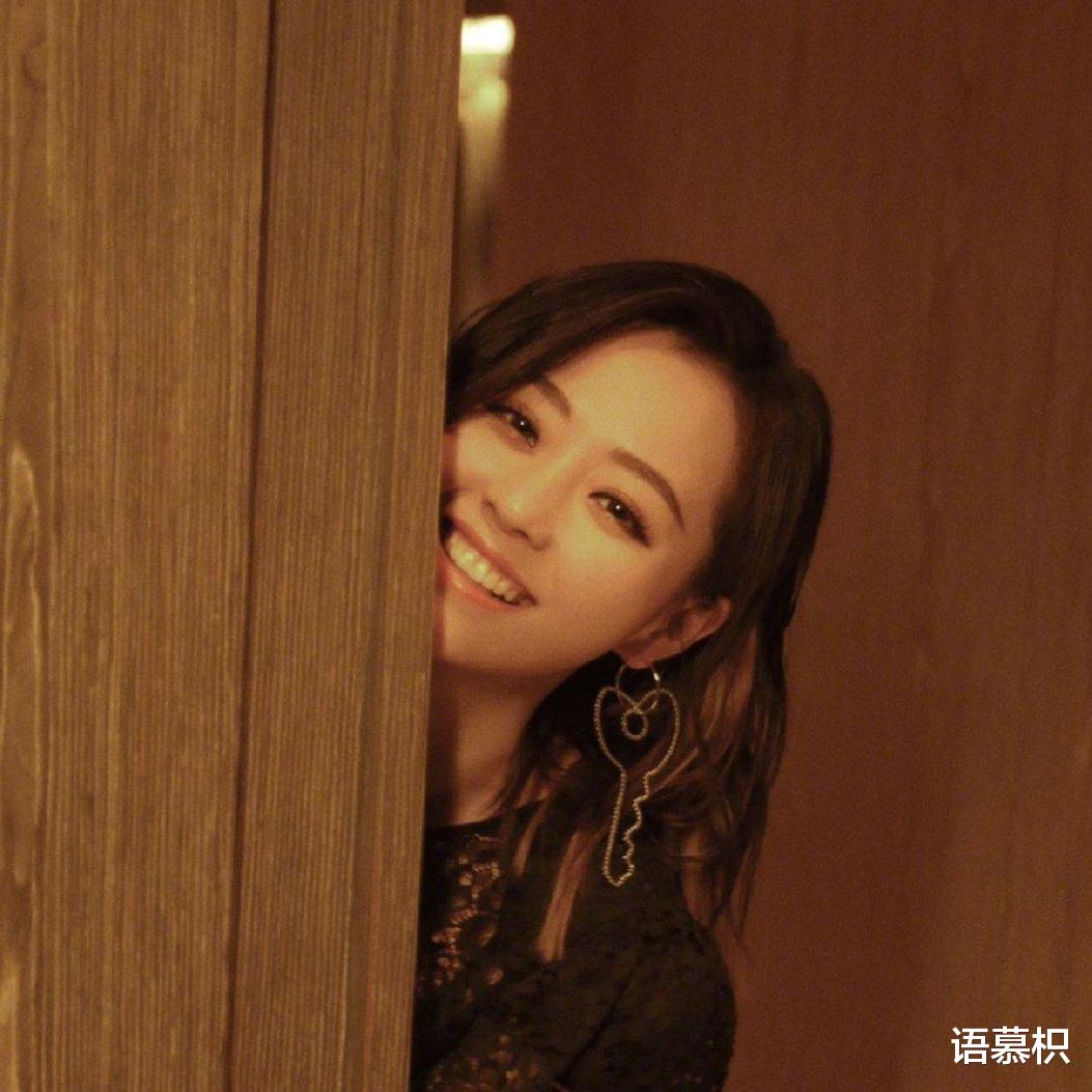 张靓颖|张靓颖为演出故意染疫，称确诊后皮肤变好人变瘦，网友狂轰太自私