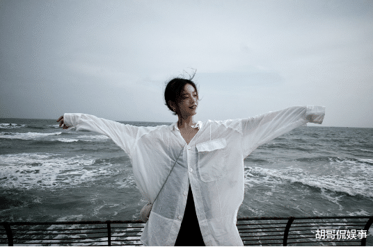 李庚希|李庚希新剧刚播，观众发现还是现代戏顺眼，00后小花古装不扛剧