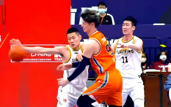 辽宁男篮|开赛第2天！CBA再次上演垫脚，李春江粗口吃T，赵继伟犯致命失误