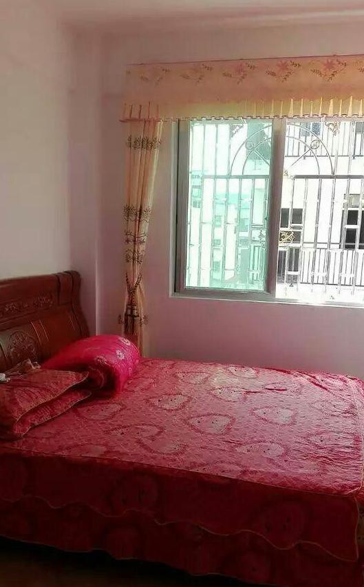 回农村老家参加发小的婚礼,看了他的婚房,我心里感慨万千!