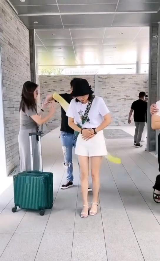 年轻女子忘记生理期,当街陷入尴尬窘境,陌生男子帮其机智解围