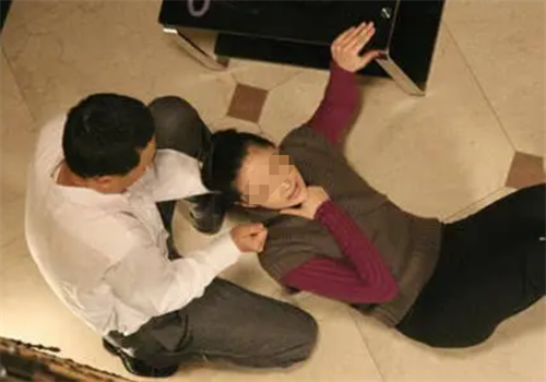 夜总会|丈夫炫耀妻子漂亮，被大客户认出是坐台小姐，当场说隐私纹身位置