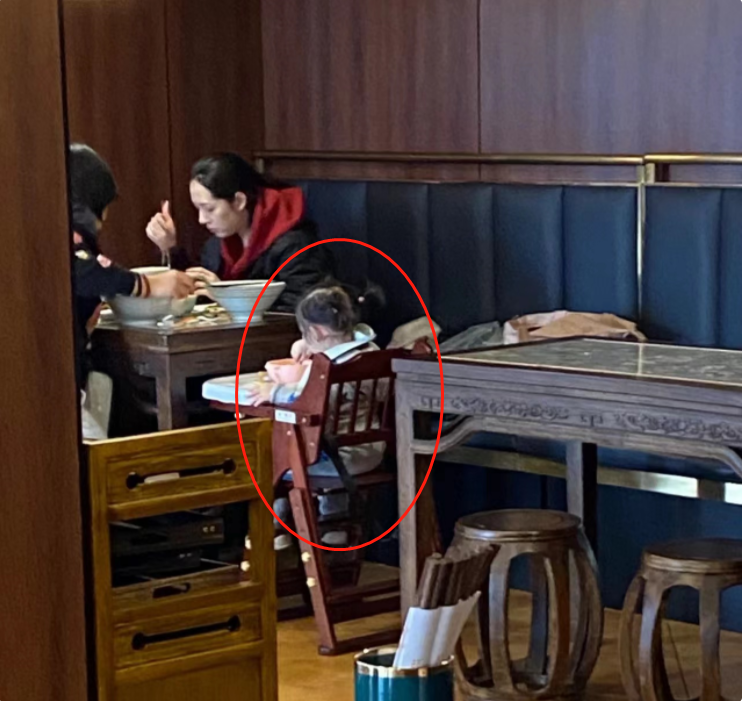 向佐|向佐一家三口现身面馆，大碗吃面没包袱，小奶皇独坐一桌姿势太萌