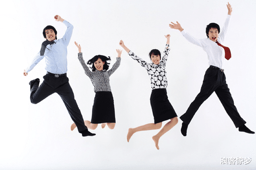 |职场人都清楚,“混得好”只是一种伪装,而“混日子”才是他们的常态