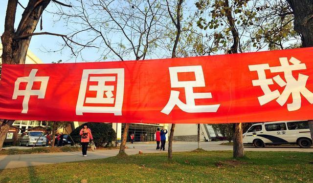 世界杯激战正酣，中国男足再抢镜欲换帅，球迷说换汤不换药没啥用