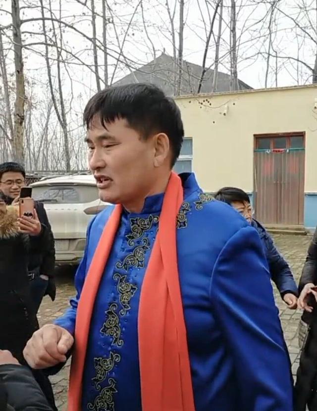 工地|“旭日阳刚”王旭重回工地打工，穿破衫睡板房，床单枕巾满是油污