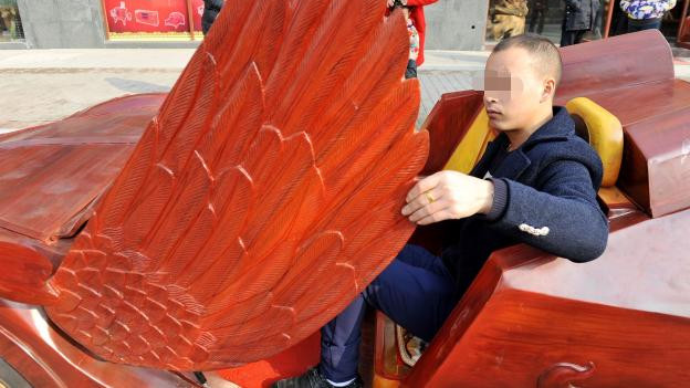 男子造“红木超跑”，土豪20万求购被拒，男子：你会感谢我