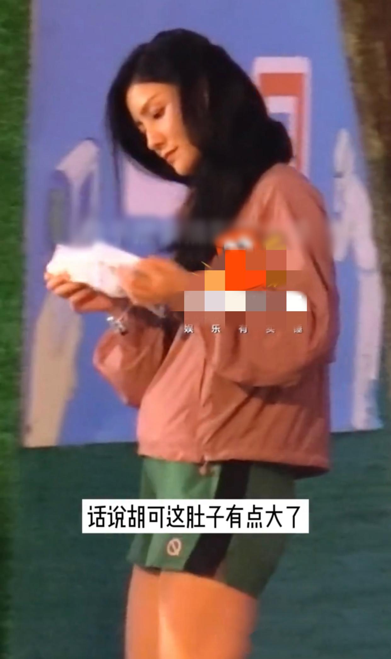 胡可|?46岁胡可被曝高龄怀三胎，小腹凸起孕味十足，沙溢去年陷出轨风波！