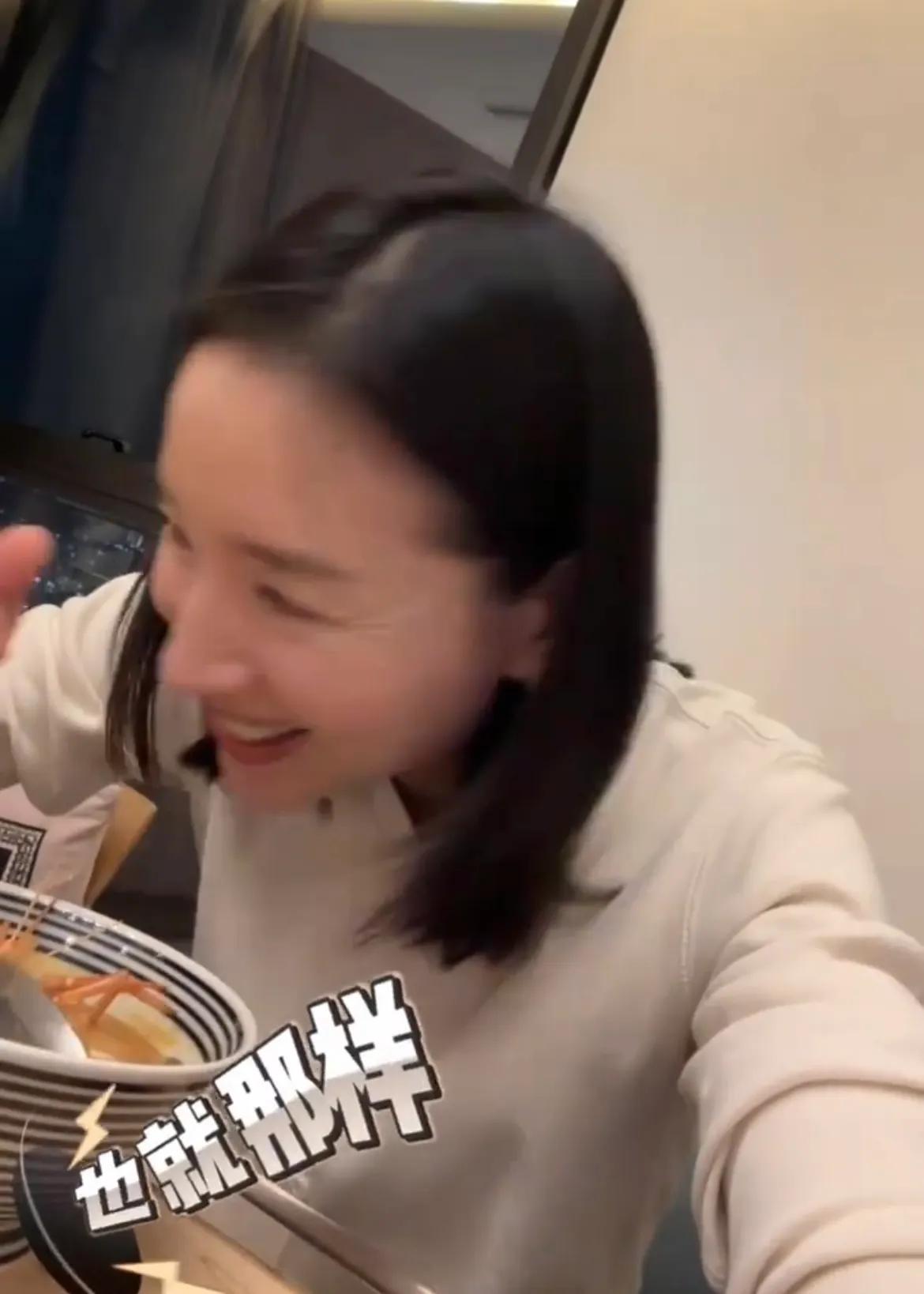 董洁|董洁下厨做美食，儿子顶顶故意不捧场，母子俩“斗嘴式”互动可爱