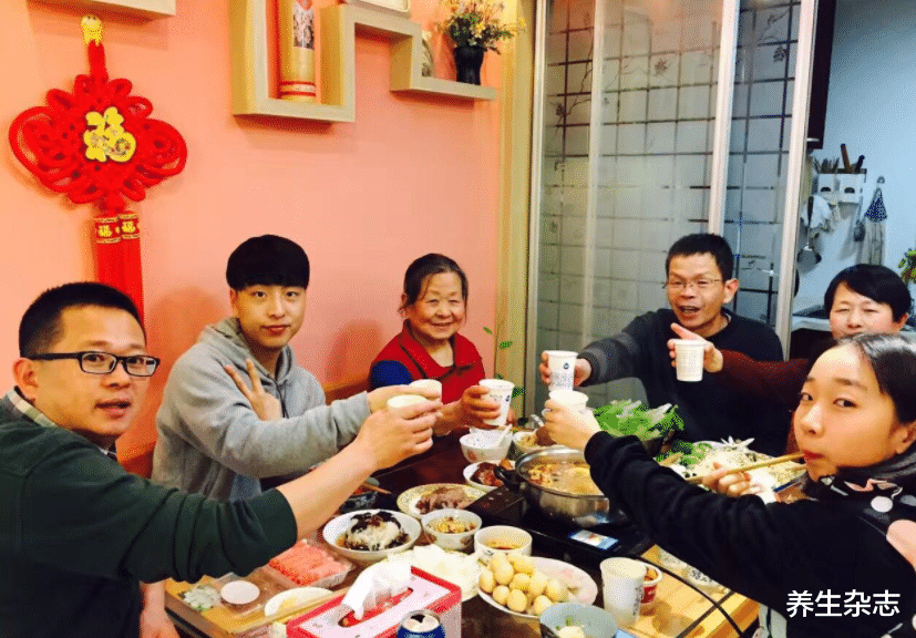 牙齿|中年牙痛就必须受拔牙之苦?中医表明:每天使用两次它,牙齿稳固如生根