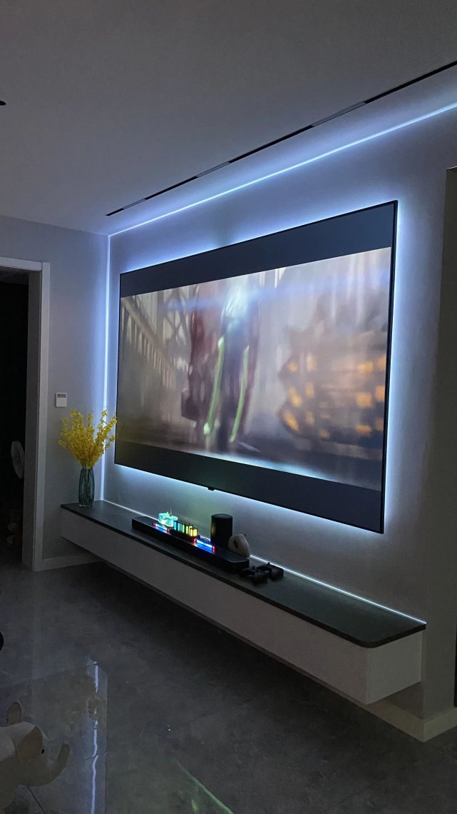 104平四口之家,客厅激光投影太过瘾,整柜的手办太壮观