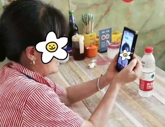 大妈开美颜直播秒变少女,旁若无人对镜头撒娇,大爷快看不下去了