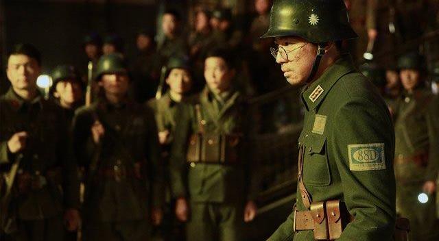 四行仓库|电影《八佰》中，战士们抱着手榴弹排队往下跳，为何不直接扔？