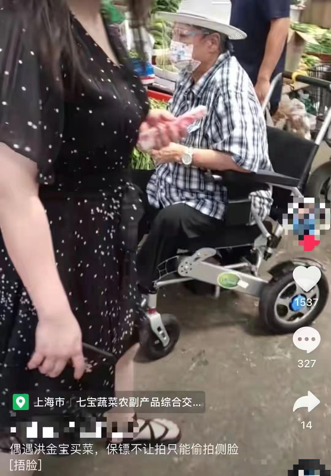 洪金宝|洪金宝现身菜市场变化大!穿拖鞋身材消瘦,坐轮椅壮硕保镖护航