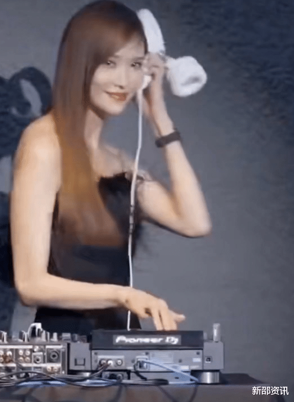 林志玲|网曝林志玲品牌活动照，穿着热辣当DJ打碟，生娃后身材还那么好