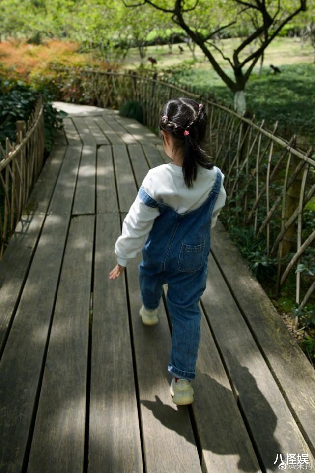 朱丹|朱丹晒周一围视角春游照，手牵儿女漫步，小小围玩树叶好奇心爆棚