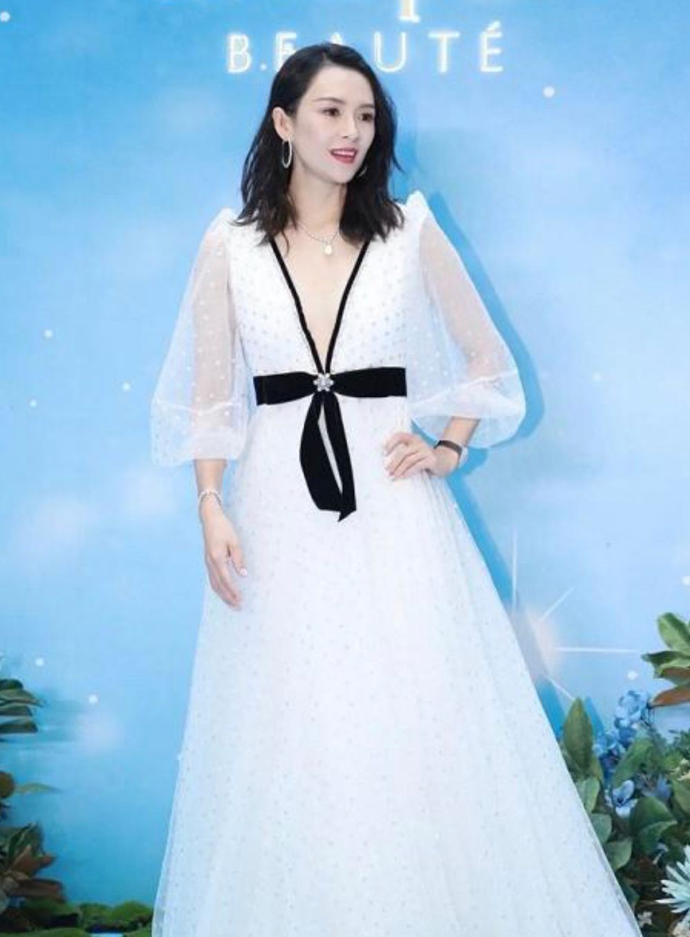 章子怡|章子怡五官真抗打,穿V领礼服与奶茶妹妹同框,真不是年轻就能赢