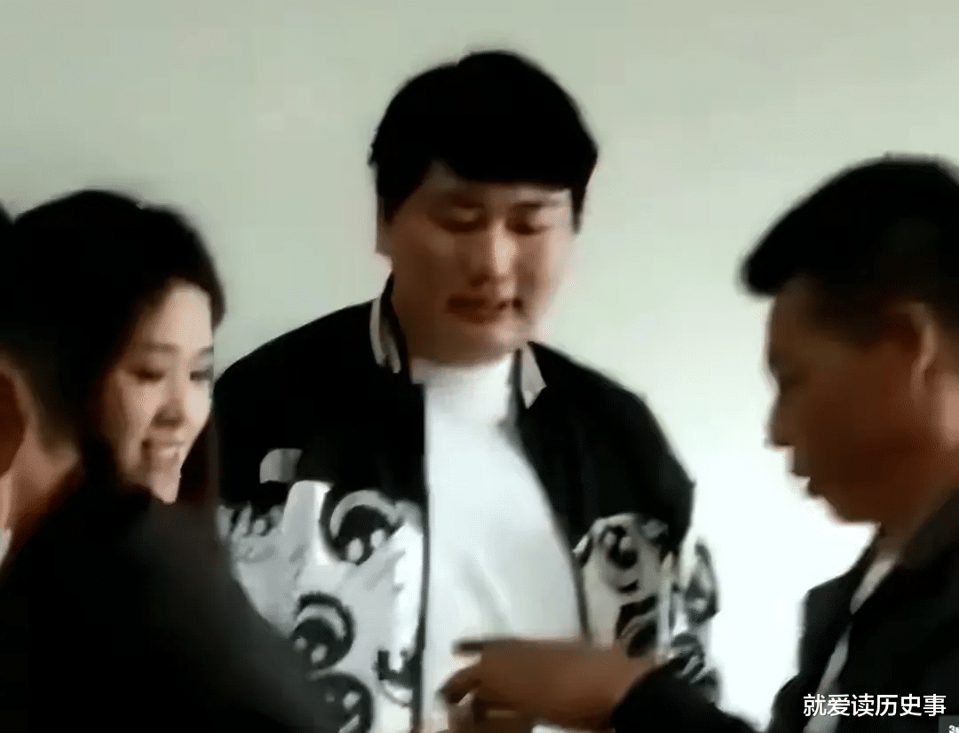 |大衣哥儿子朱小伟定亲仪式上一道靓丽风景线，不知道大家发现没？