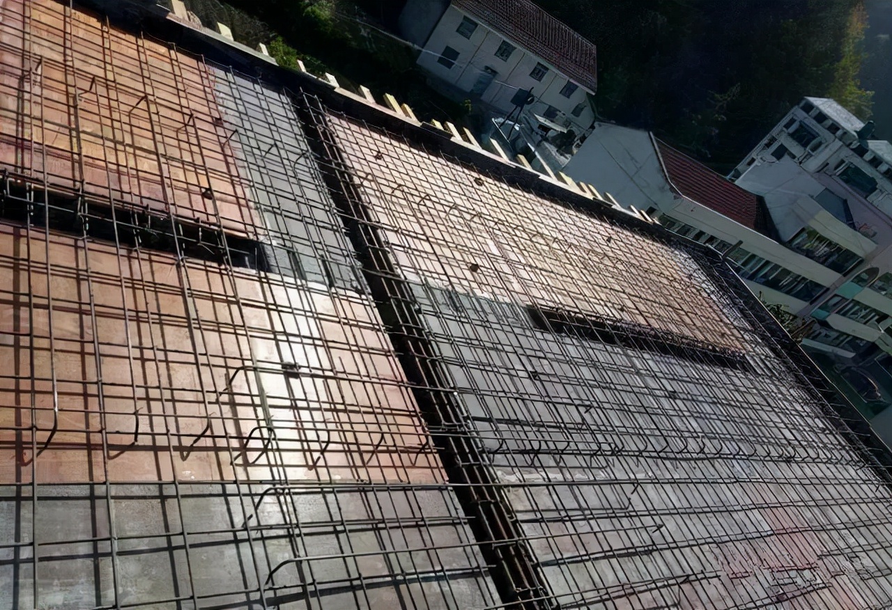 邻居家阳台多出2米,窃喜还到处炫耀,内行人:不加固会塌