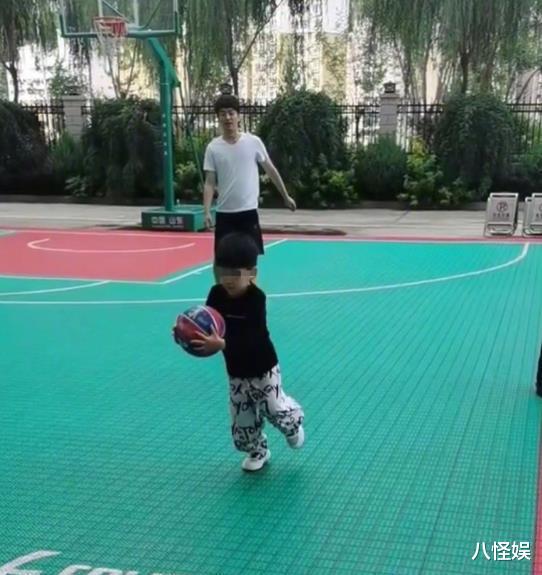 陈妍希|陈妍希晒与儿子日常,星星在白墙上画画,气得她眼含泪水舍不得打