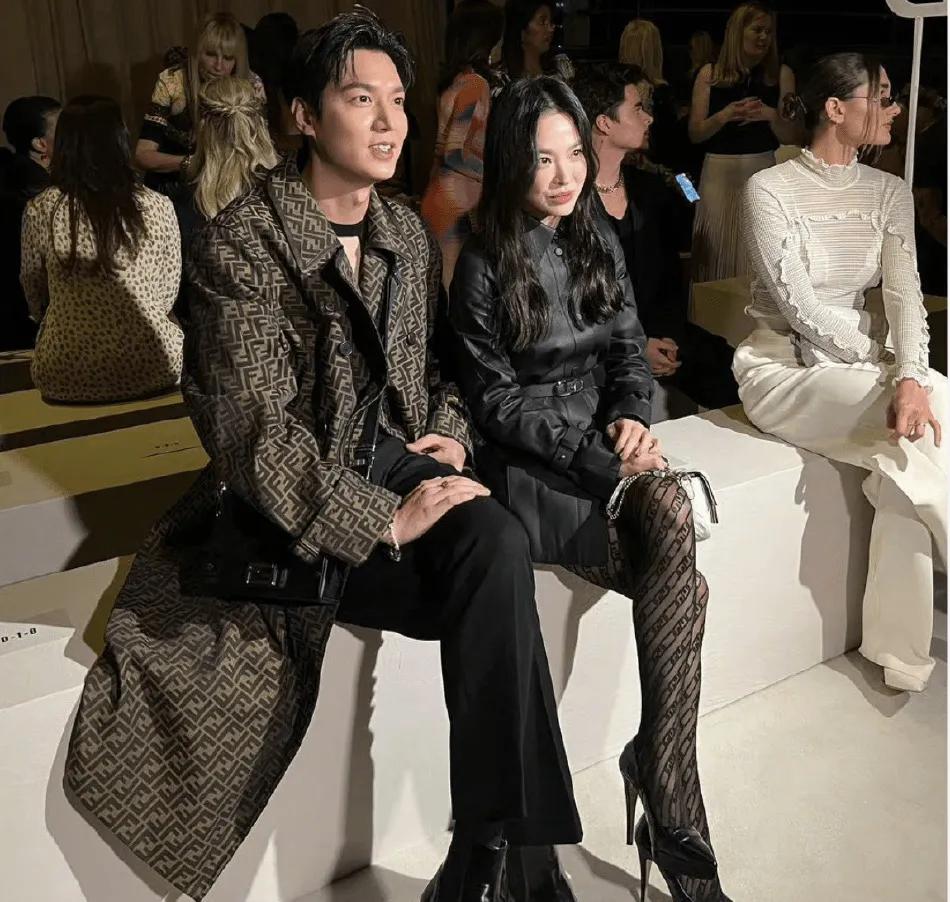 宋慧乔 宋慧乔李敏镐同框看秀！乔妹长发黑丝没精神头，面目愁容经历了啥？老太多