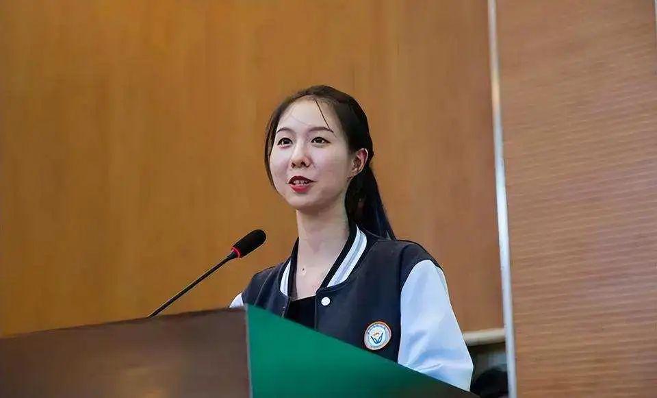 浙江女孩为救同学身中8刀,现场画面触目惊心!这个热搜该给她了