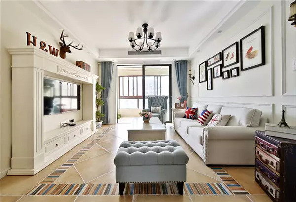 135平混搭风的设计,餐厅做了一排柜子,橱柜是美式的