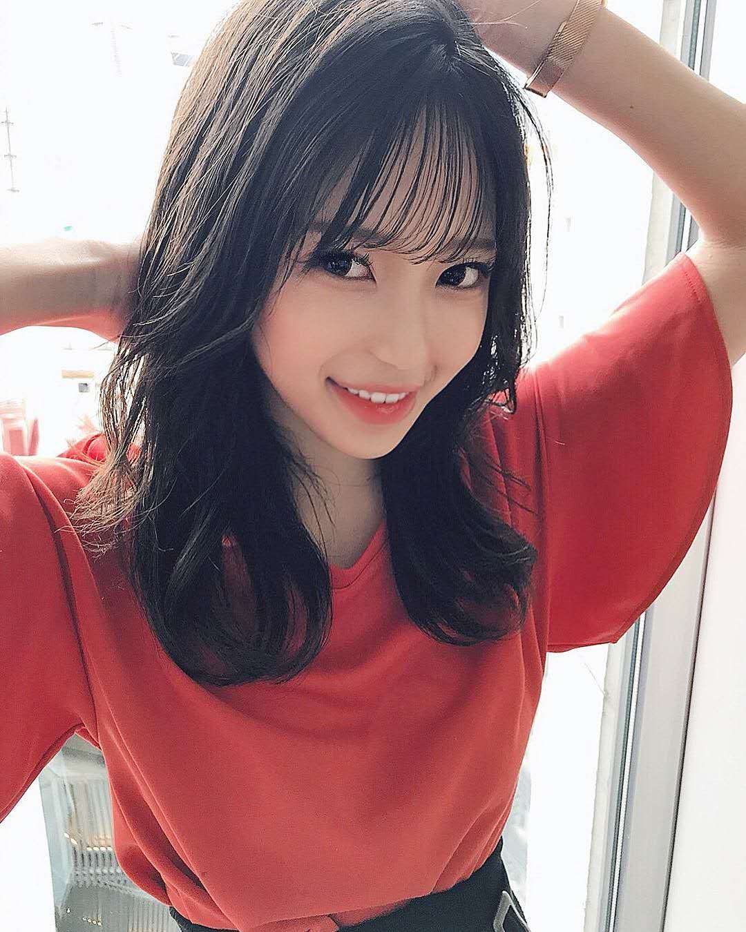发型 35岁的女人留什么发型显年轻？10款时尚减龄的卷发，时髦又洋气