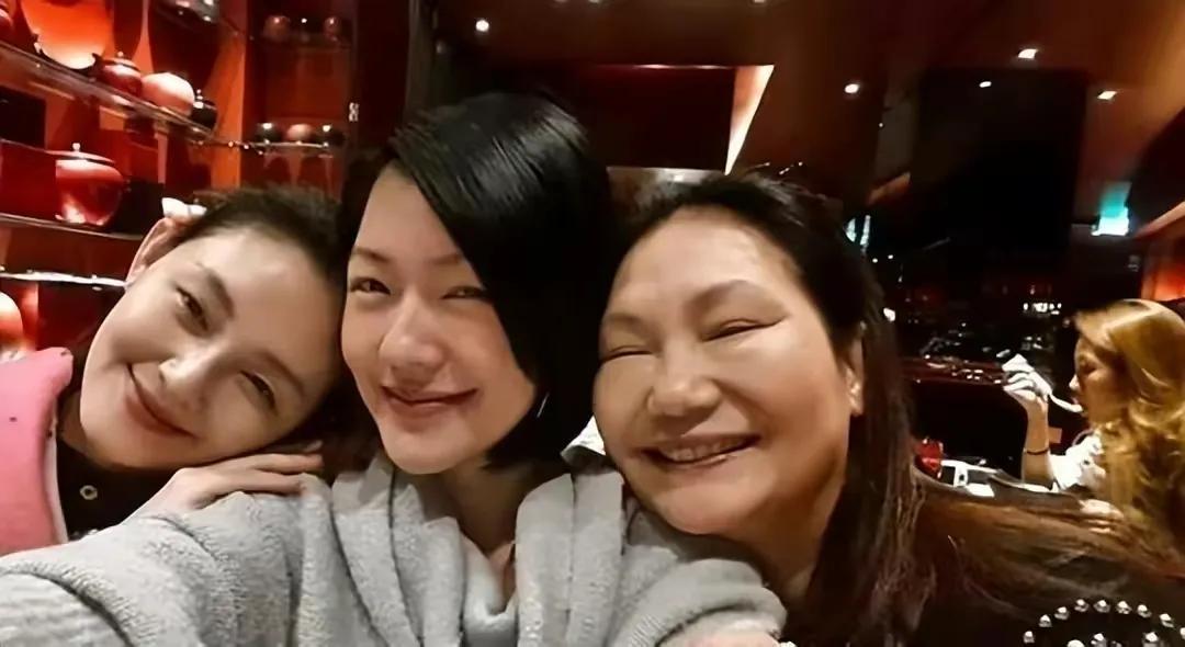 大S|大S妈：嫁入豪门吃尽苦头，八百万救小三，温柔一刀完胜小菲母子